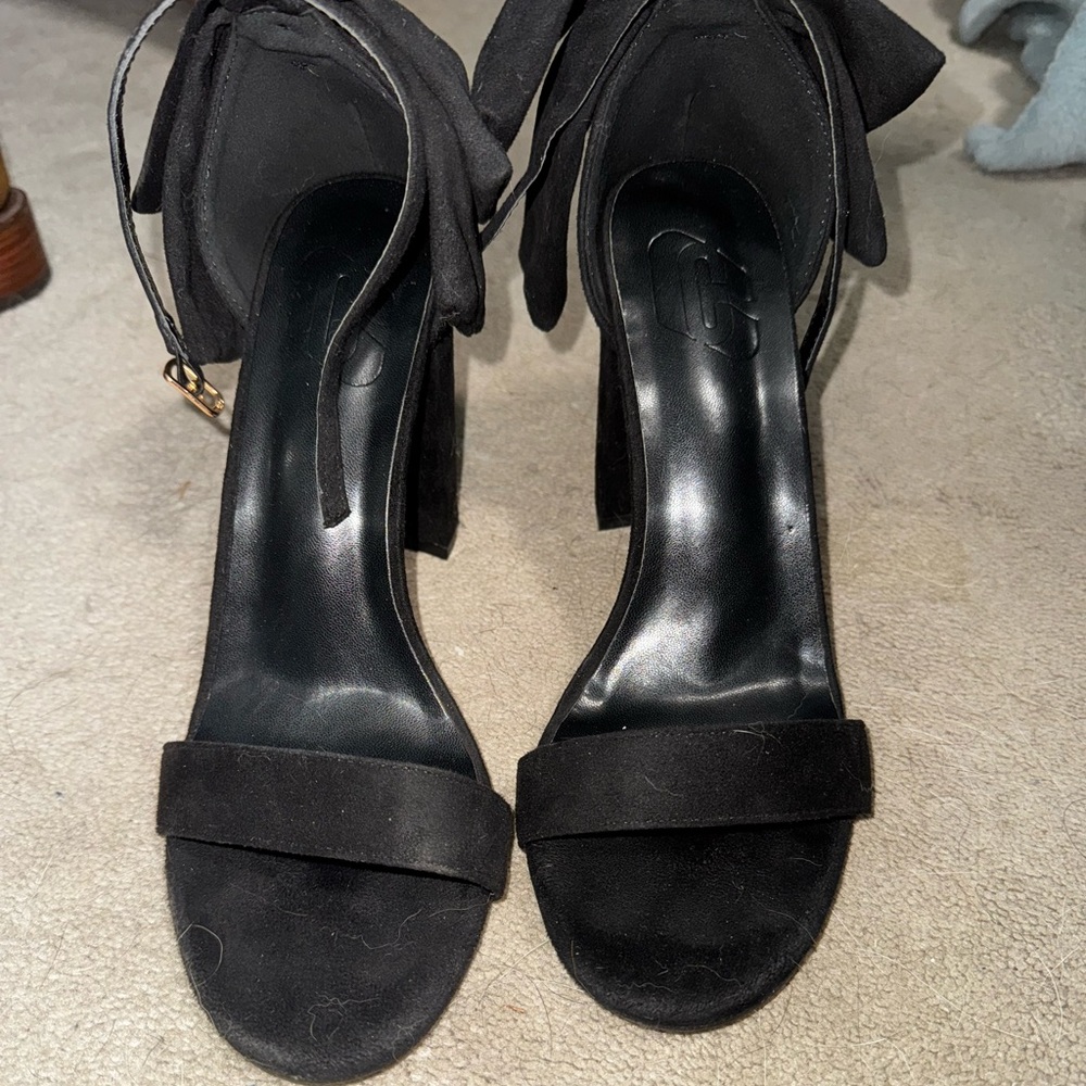 Elegant Black Women's Heels with a bow